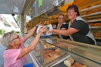 Im Erzgebirge hält die rollende Bäckerei aus Dorfchemnitz vor der Haustür - Tina Wolf (rechts) und Sylke Böhme bedienen am Bäckermobil aus Dorfchemnitz in Olbernhau Kundin Ina Schubert. Von Montag bis Samstag sind die Bäckerautos aus dem Erzgebirge unterwegs.