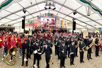 Im Erzgebirge herrscht ab Freitag musikalischer Ausnahmezustand: Das ist neu beim Blasmusikfestival in Bad Schlema - Großes Aufgebot schon am ersten Tag: Das gemeinsame Platzkonzert nach dem Festumzug gehört auch dieses Jahr zu den Höhepunkten des Festivals in Bad Schlema.
