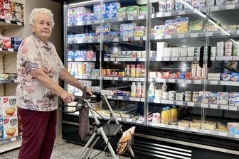 Im Erzgebirge ist man schon neidisch: Dorf im Zwickauer Land bekommt Lebensmittelladen zurück - Neustart im Frischemarkt in Langenbach: Helga Höhlig (88) ist froh, endlich wieder im Dorf einkaufen zu können.