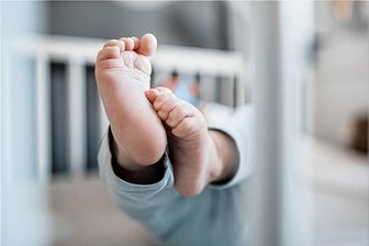 Im Erzgebirge kamen 2022 mehr als 1600 Babys zur Welt - Füße eines Babys im Kinderbett: Im Erzgebirgskreis kamen 2022 ähnlich viele Kinder wie im Vorjahr zur Welt.