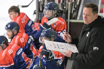 Im Erzgebirge kochen die Emotionen über: Spitzenspiel der Schönheider Wölfe gipfelt in Handgemenge und Goalie-Kampf - Hoch konzentriert verfolgte Wölfe-Coach Sven Schröder, was seine Mannschaft auf dem Eis ablieferte. Die Schönheider durften sich am Ende über zwei haarscharfe Siege in brisanten Spitzenspielen freuen.