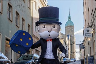Im Erzgebirge könnte es heißen: Aus Verkäufen von Raachermanneln erhalten Sie 50 Monopoly-Dollar - Die Zwickauer Agentur Polar 1 wirbt mit Mister Monopoly für die Erzgebirgsedition. Foto: Ronny Küttner