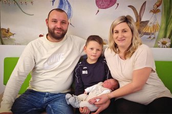 Im Erzgebirge kommen weniger Babys zur Welt - Leni, das Neujahrsbaby im Klinikum in Zschopau, hat sich Zeit gelassen: Das zweite Kind von Lisa Goralsky und Philipp Nusshart – im Bild auch der Bruder Moritz – kam am 1. Januar 23.04 Uhr auf die Welt.
