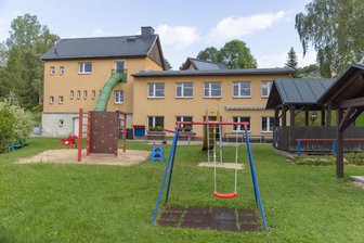 Im Erzgebirge schließt die nächste Kita - Ein Bild mit Symbolcharakter: Die Kita „Bergstadtknirpse“ in Jöhstadt wird geschlossen. Es fehlt an Kindern. Die Jöhstädter Kita gibt es seit 61 Jahren.