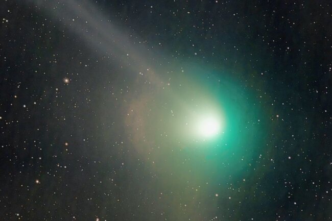 Im Erzgebirge sind die Teleskope auf den grünen Kometen gerichtet - Den grünen Kometen kann man bei Beobachtungsabenden in den Sternwarten Schneeberg und Drebach sehen. 