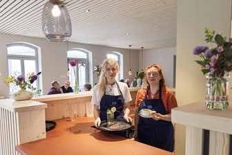 Im Erzgebirge startet erstes Inklusionshotel mit Café den Probebetrieb: „Und auch das Essen schmeckt“ - Die erste Aufregung war schnell verflogen: Charlotte Seifert sowie Dana Künne-Schubert (v. l.) kümmerten sich unter anderem um die Gäste im Café.