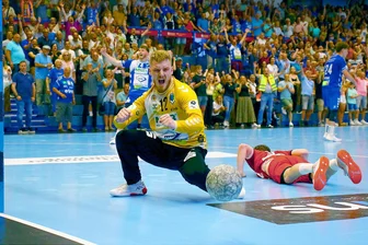 Im Erzgebirge startet Kartenverkauf für Handball-Kracher mit Magdeburg & Co. - In die Jubelpose will sich EHV-Torhüter Armis Priskus auch nächste Saison oft begeben.