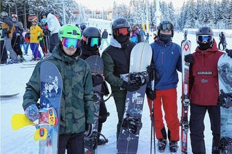 Im Erzgebirge startet Skisaison mit Kaiserwetter - Michel Döhler, Lukas Bergner, Sven Ernstberger, Jonas Schmidt und Marius Kuhl (von links) aus Oberfranken lieben den Keilberg und nahmen auch die Schlange am Lift in Kauf.