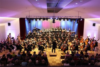 Im Erzgebirge überraschen fast 100 junge Musiker mit Gesang - Knapp 100 Jugendliche boten den Gästen im Thumer Volkshaus ein anderthalb-stündiges Programm.