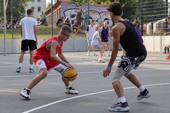 Im Erzgebirge unter dem Korb: Turnier im Streetbasketball – und die Veilchen sind auch dabei - Schon voriges Jahr boten mehrere Teams beim Streetballturnier auf dem Volksbank-Platz in Aue großen Sport.