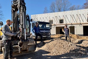 Im Erzgebirge wächst ein neuer Kindergarten - Philipp Flechsig, Hardy Flechsig und Azubi Lukas Mühlberg am Rohbau.
