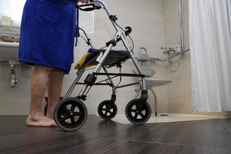 Im Erzgebirge werden dringend Seniorenwohnungen gebraucht - Dringend gebraucht: Seniorenwohnungen – ohne Treppen, mit bodengleicher Dusche und Platz fürs Rangieren mit Rollator.