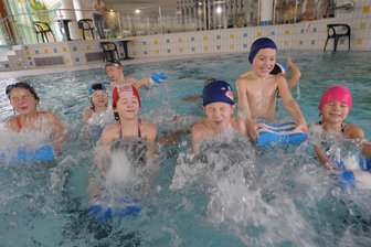 Im Erzgebirge werden Drittklässler für Schwimmprüfung fit gemacht - Die Stadtwerke bieten Vorbereitungskurse für die Schwimmprüfung an.
