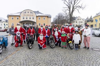 Im Erzgebirge zählt der Erfolg: Bibbern auf der Simme hat der Weihnachtsmann einkalkuliert - Das obligatorische Gruppenbild kurz vorm Start.