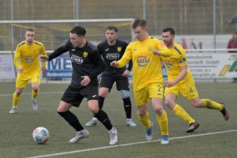 Im Erzgebirgsderby der Fußball-Sachsenklasse werden die Lichter ausgeknipst - Gegen den FSV Motor Marienberg gelangen dem Oelsnitzer Marcus Seim (am Ball) und seinen Teamkollegen kaum nennenswerte Offensivaktionen.