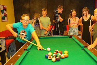 Im "Exil" in Lichtentanne wird nicht nur am Billardtisch gedreht - Im Jugendclub "Exil" in Lichtentanne spielen Nick, Danilo, Anton, Florian, Neele, Nele und Bruno (von links) in den Sommerferien nicht nur Billard. Die Jugendlichen arbeiten auch an einem Medienprojekt. 