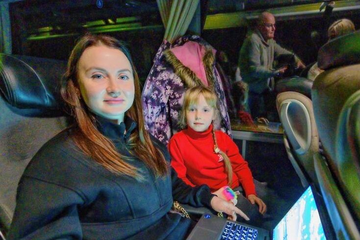 Im Fernbus nach Hause in die Ukraine - dahin, wo Krieg herrscht - "Wir leben in Kiew und haben Urlaub bei meiner Freundin in Nürnberg gemacht."Kristina und Kira 28 und 6 Jahre 