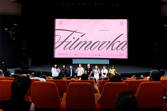 Im Fernen Osten Tschechiens: Wo das internationale Kino einmal im Jahr Pilgerströme von Cineasten um sich schart - Der Film "Hello, Welcome" eröffnete die diesjährige Sommerfilmschule. Regisseur Šimon Holý war mit seinen Hauptdarstellerinen Eliška Soukupová, Alena Doláková und Sara Venclovská gekommen.