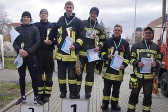 Im Feuerwehrtempo aufs Podest - Sie genossen ihre Podestplätze - die Feuerwehrleute, denen bei der Siegerehrung besonders viel Beifall galt. 