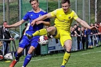 Im Finale: Hält Werdau den Crossener Lauf auf? - Der Crossener Markus Sperling (links) verlor in dieser Szene aus dem Halb-finale in Glauchau-Niederlungwitz zwar das Duell mit Nick Reumann. Am Ende ging er mit dem TSV aber als 2:1-Sieger vom Platz. 