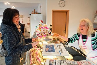 Im Frankensteiner Tante-Emma-Laden trifft sich noch das Dorf - Diana Paust ordert auf dem Weg zur Arbeit bei Steffi Mittmann im Frankensteiner Tante-Emma-Laden ein Stück erzgebirgischen Zuckerkuchen.