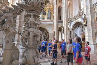 Im Freiberger Dom erklärt: Was hat ein Engel zu tun? - Immer wieder entdecken Kinder, hier aus der Grundschule Siebenlehn während eines Besuchs, bei Führungen im Dom spannendes.