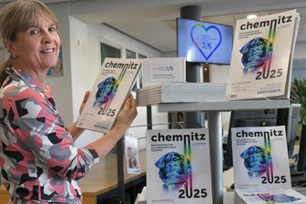 Im „Freie Presse“-Shop in Freiberg: Das neue Magazin zur Kulturhauptstadt Chemnitz 2025 - Gabriele Jordan berät Besucher beim Kauf des neuen Kulturhauptstadt-Magazins im „Freie Presse“-Shop in Freiberg.