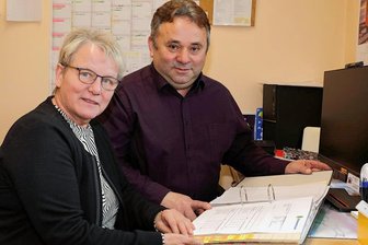 Im Freizeit- und Familienzentrum Thum kann die neue Chefin auf die alte bauen - Regina Liebig - hier mit Thums Vize-Bürgermeister Mario Schöne - war viele Jahre lang Chefin des Freizeit- und Familienzentrums in Thum. Nun tritt sie kürzer, zieht sich aber nicht komplett zurück.