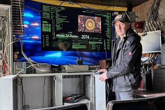Im Freizeitpark Plohn gibt es jetzt eine Zeitmaschine - In der Zone 22 gibt es einen neuen Bereich: Reset heißt er. Im Bild steuert Juniorchef Jan Völkel die Zeitmaschine, die Besucher in völlig neuen Horror katapultiert.