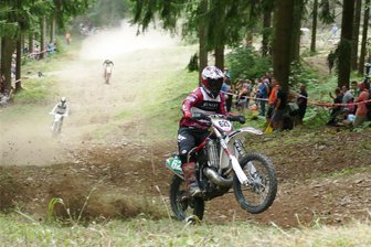 Im fünften Anlauf Speedhill-König: Zschopauer Enduro-Spezialist darf in Geyer endlich jubeln - Von Pascal Sadecki (vorn) bekamen die Konkurrenten am Samstag beim Speedhill-Rennen in Geyer immer nur das Hinterrad zu sehen.