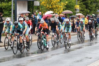 Im Gedenken an eine Legende: Packende Rennen beim Radsporttag in Hainichen - Zum Hauptrennen hatten die Fahrer am Sonntag immer wieder mit dem Regen zu kämpfen.