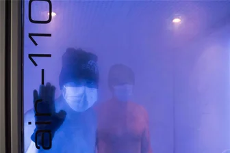 Im Gefrierschrank in Warmbad: Wie sich minus 110 Grad Celsius auf nackter Haut anfühlen - Bevor es richtig kalt wird, verbringen Mike Baldauf (links) und Knut Hinkel 30 Sekunden bei minus 60 Grad Celsius in der Vorkammer.