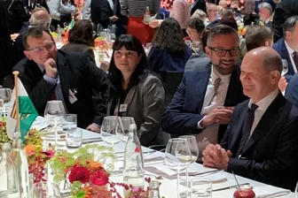 Im Gespräche mit Prominenten: Erzgebirger treffen auf Bundeskanzler und Bundespräsident - Bundeskanzler Olaf Scholz (v. r.), Sachsens Wirtschaftsminister Martin Dulig, Lesia Sherbii und Silvio Uhlig beim Empfang in der Elbphilharmonie.