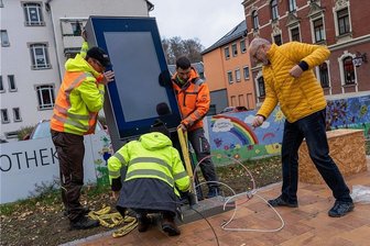 Im Göltzschtal geht es voran - Das Einrichten von Erlebnisinseln war ein Projekt, das die Mitgliedskommunen des Städteverbundes im vergangenen Jahr umgesetzt haben. Im Bild wird der Aufbau der Informations-Stehle im November in Rodewisch festgehalten. Jetzt packt das Quartett neue Projekte an. 
