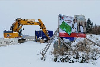 Im Gornauer Baugebiet Holzboden II ist jetzt der Bagger am Start - Noch ruht der Bagger am Gornauer Holzboden. Ob die Arbeiten bis zur Weihnachtspause fortgesetzt werden können, ist ungewiss. 