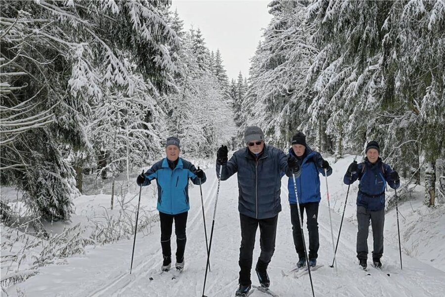 Im Greifensteingebiet sind 16 Kilometer Loipen gespurt - Dank der jüngsten Schneefälle ist für Wintersportler im Erzgebirge wieder deutlich mehr möglich. Auch die Kammloipe ist gespurt. 