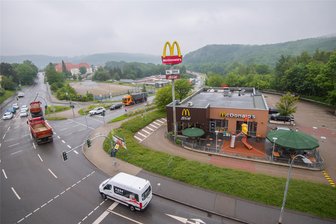 Im Großraum Aue wird ab Montag an sieben Stellen gleichzeitig an Bundesstraßen gebaut - Blick auf die Mc-Donalds-Kreuzung in Aue: Ab Montag starten in dem Bereich Bauarbeiten. Auf Kraftfahrer kommen Umleitungen zu.