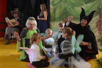 Im Grünbacher Kispi werden Sagen lebendig - Silke Stark (vorn links) inszenierte das Tanzspiel von der Edelsteinprinzessin, ihr Mann las als "Professor Baum" hinten. Nia Knoll (hinten) spielte die Prinzesssin, Diana Grünler (rechts) eine zunächst böse Fee.
