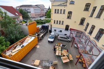 Im Gymnasium in Meerane reicht Platz nicht aus: Privatschule nutzt künftig auch das BSZ - Am BSZ läuft die Entrümpelung. Im Hintergrund ist das Pestalozzigymnasium zu sehen.