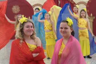 Im Harthaer Tanzpalast gibt es Abenteuer im Orient auf die moderne Art - Milena (l.) und Lena aus Geringswalde sind über die Pestalozzi-Oberschule Hartha zum Tanzen gekommen. Sie trainieren mit Feuereifer für den kommenden Auftritt.