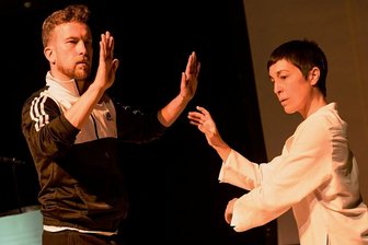 Im Haus der zwei Sonnen - Gegen die Wand: Rapper (Johann-Christof Laubisch) und Tänzerin (Martina Morasso) suchen ihren Rhythmus mit sich und der Welt.