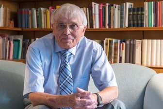 Im Herzen barfuß: Der große (ost)-deutsche Freiheitspoet Reiner Kunze wird 90 - Reiner Kunze in seinem Arbeitszimmer.