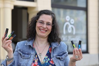 „Im Himmel geht es ihm super“: Warum eine Glauchauerin nach dem Tod ihres Mannes ihr Geschäft am Markt platziert - Die Wellnessbotschafterin und Unternehmensgründerin Annekathrin Siegle verlegt ihren Geschäftssitz von zuhause an den Glauchauer Markt.
