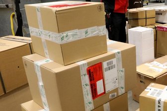 Im Hochhaus-Foyer stapeln sich die Pakete - Fast wie hier in einer Zustellbasis der Deutschen Post DHL stapeln sich an manchen Tagen Päckchen und Pakete im Foyer des Hochhauses Julius-Mosen-Straße 18 in Reichenbach. 
