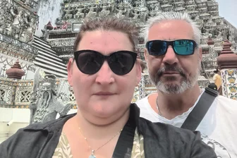 „Im Hotelzimmer hätten wir nicht noch einmal ein Auge zugemacht“: Familie aus Landkreis Zwickau erlebt Erdbeben in Thailand - Ein Ziel im Thailand-Urlaub war der Wat-Arun-Tempel. Das Selfie von Sandy und Jens Winker entstand vor dem Erdbeben.