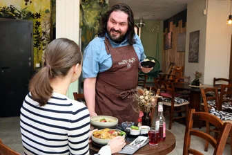 „Im Idealfall fällt nicht auf, dass es vegan ist“: Wie Christian Müller sich mit dem Zwickauer „Café Clara“ neu erfindet - Christian Müller im „Café Clara“.