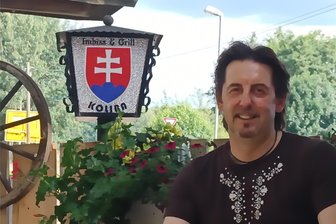Im Imbiss am Muldenberger Badeteich gibt es jetzt auch slowakische Spezialitäten - Jan Szoba bewirtet seit sechs Jahren Gäste am „Koliba“-Imbiss an der B 169 in Siebenhitz.