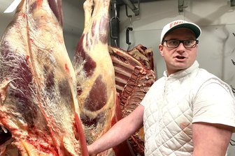 Im Irfersgrüner Schlachtbetrieb brummt‘s: „Zu Markus bin ich gewechselt, weil hier alles stimmt“ - Markus Blömer bei einer Qualitätskontrolle. Das hier abgebildete Fleisch einer Galloway-Färse aus Wildenau landet lecker zubereitet auf den Tellern der Berggaststätte Steinberg.