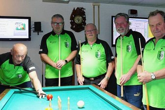 Im Jubiläumsjahr auf Erfolgskurs - In der 1. Regionalklasse Westsachsen liefern Frank Dittrich, Ralf Mann, Toni Herrde, Roy Israel und Bernd Zika (von links) sowie René Herrde, der auf dem Bild fehlt, eine beeindruckende Saison für Weißbach ab.