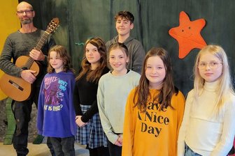Im Jugendclub "Exil" schwimmen Haie und Wale - Nahezu täglich treffen sich die jungen Darsteller, um Projektleiter Bernhardt Kaufmann (links) zu Proben für das Musical, das am Freitag Premiere hat. 